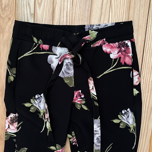 Stretchy floral dress pants​ - Picture 2 of 3